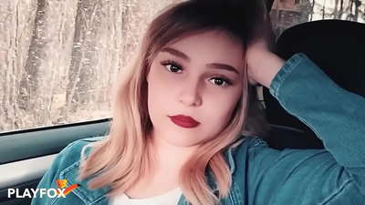 सेक्सी बेब आनंदाने डिस्काउंट कार्डवर शोषून घेते